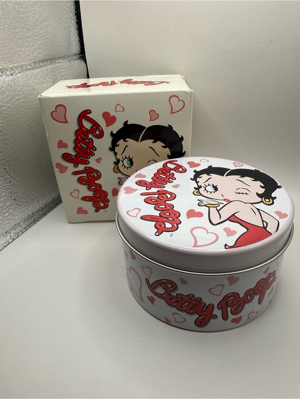 Betty Boop Here's a Kiss Red Band Watch 2005 Avon with Tin & Box (New Battery) - Picture 11 of 12